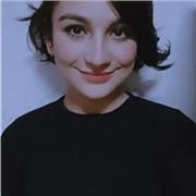 Maestra en artes plásticas importando clases para alumnos de todas las edades